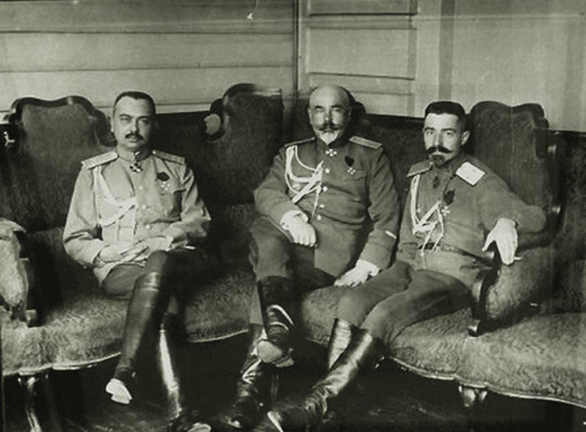 Генералы Я.Д. Юзефович, А.И. Деникин, С.Л. Марков в 1917 г.